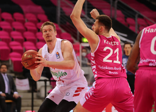 不断完善自 不断完善自